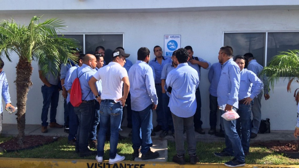Obreros paran labores en Arkema