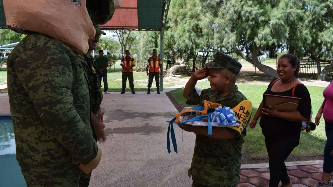 Juan Pablo Macarena es nombrado Soldado Honorario por un día