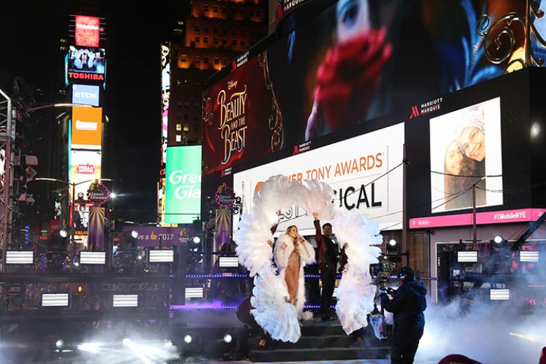 Mariah Carey hace el ridículo en su actuación en NY