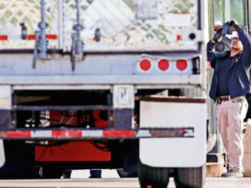 Encuentran a 23 migrantes en caja de tráiler