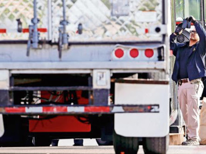 Encuentran a 23 migrantes en caja de tráiler