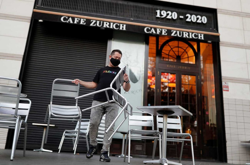 Reabren bares y restaurantes en Barcelona