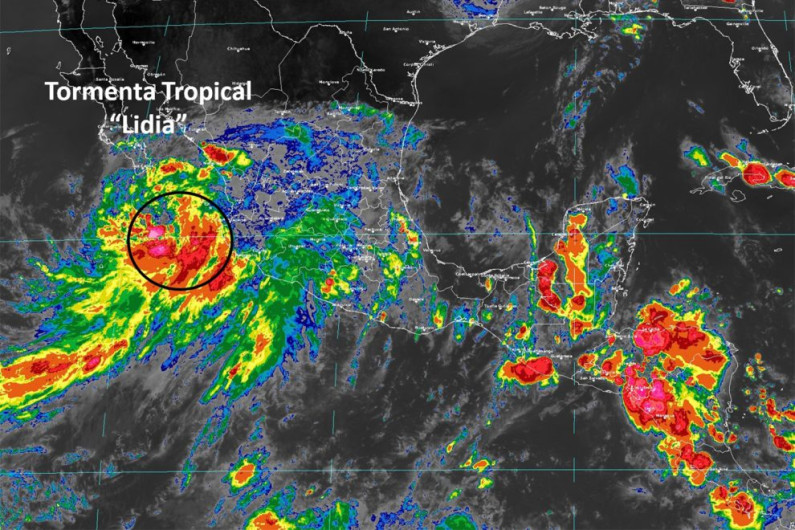 Desalojan a mil personas en Los Cabos por tormenta tropical 'Lidia' 