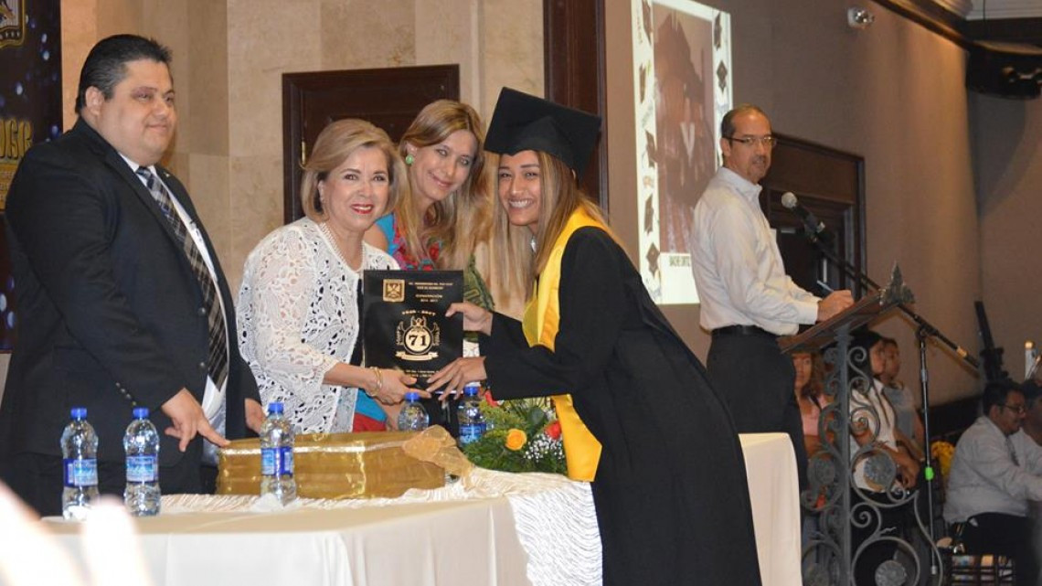Alcaldesa felicita a graduados de la preparatoria José de Escandón