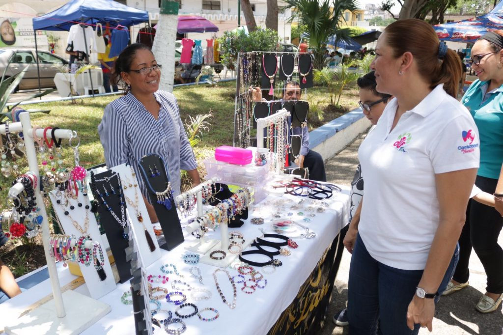 Montan exposiciones artesanales en Madero