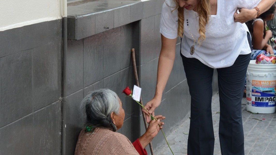 Alcaldesa felicita a las mamás y entrega obsequios