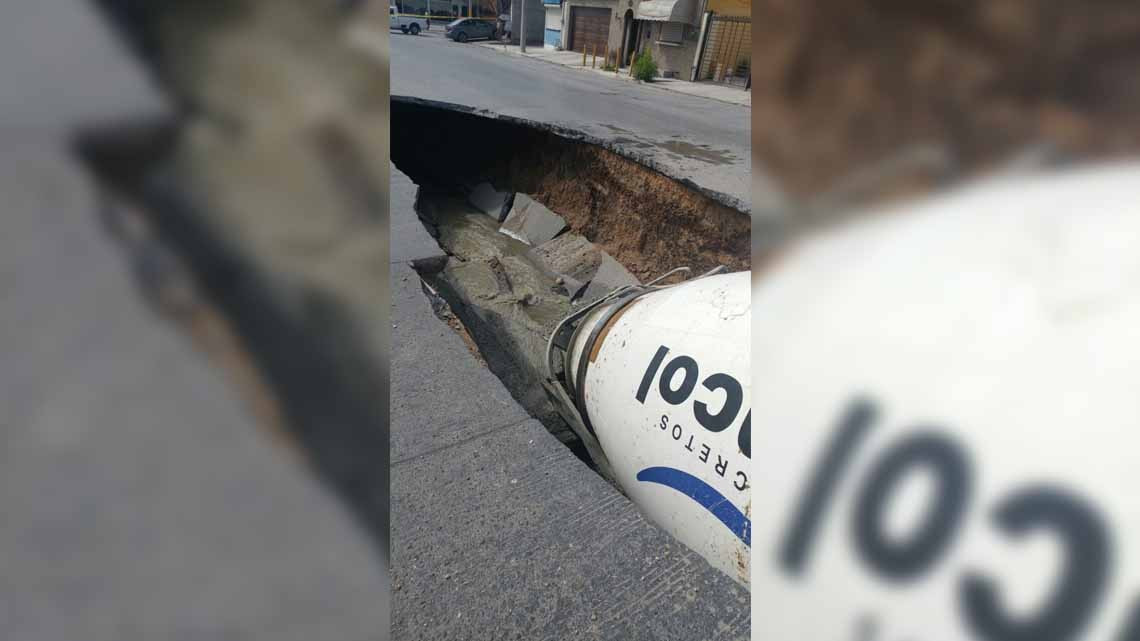 Cae camión en socavón en Sección Lomas