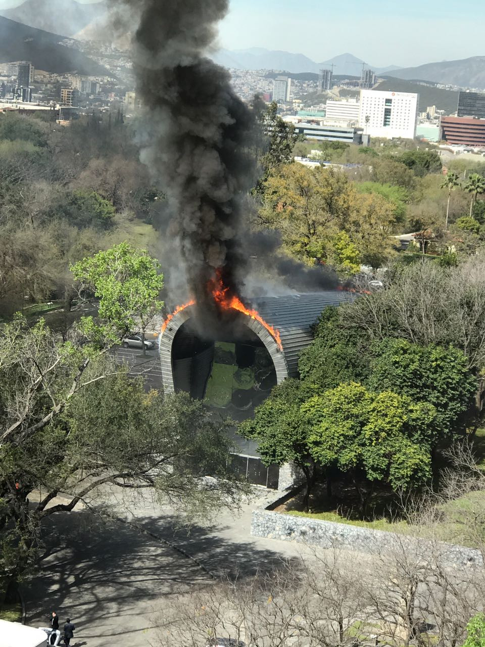 Se registra incendio en Planetario Alfa de San Pedro, NL