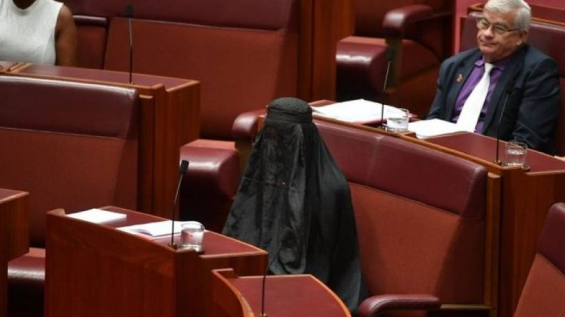  Senadora se viste con un burka para pedir su prohibición en Australia