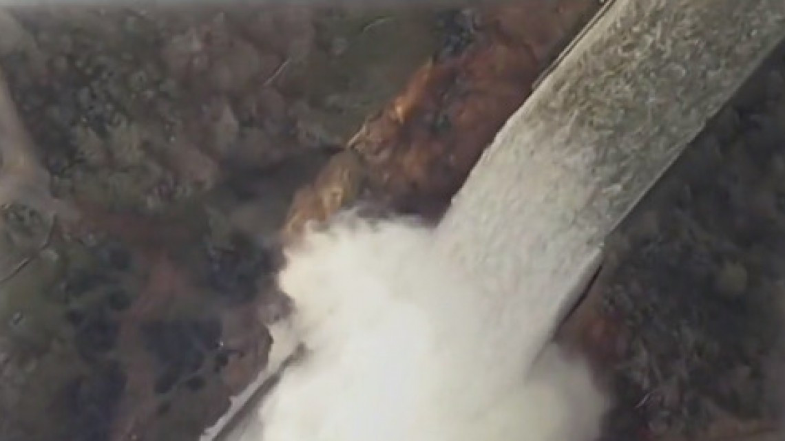 La presa más grande de EU se desborda 