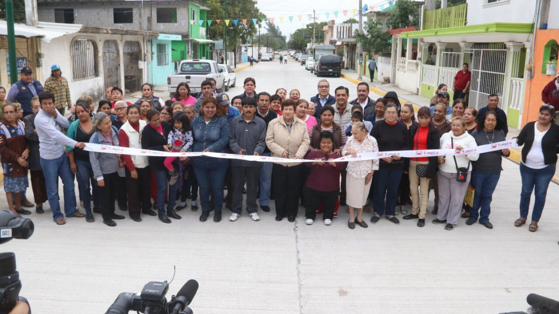 Alcaldesa entrega pavimentación de calles