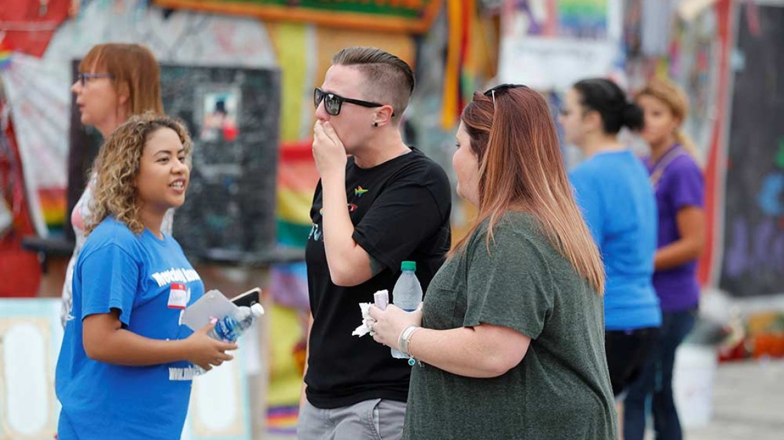 Conmemoran masacre en club gay de Orlando
