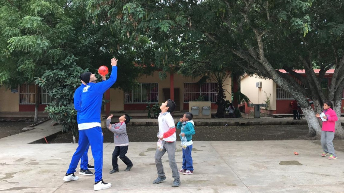 Dibujan sonrisas a pequeños