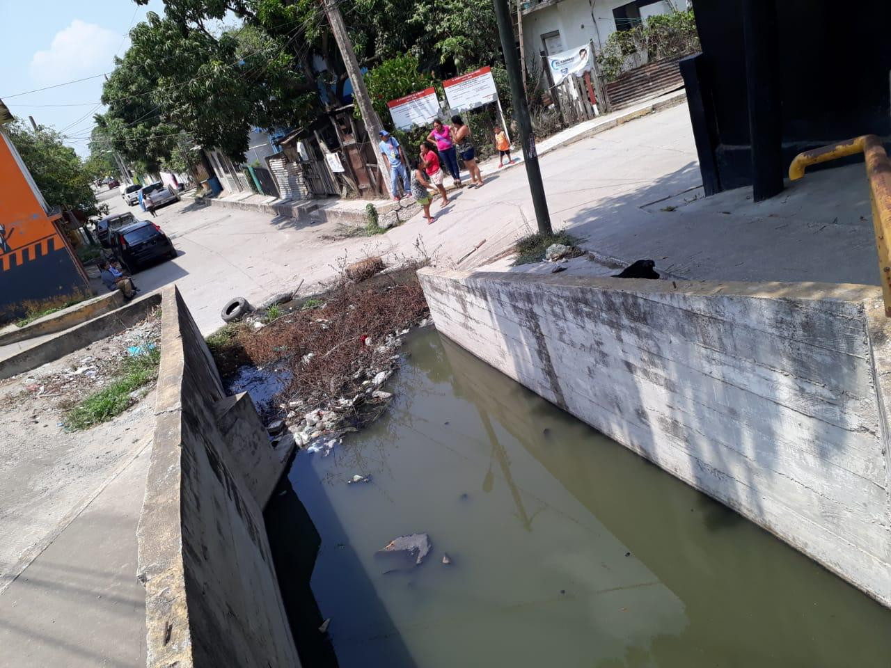 Denuncian escurrimientos de aguas negras en amplio sector poblacional