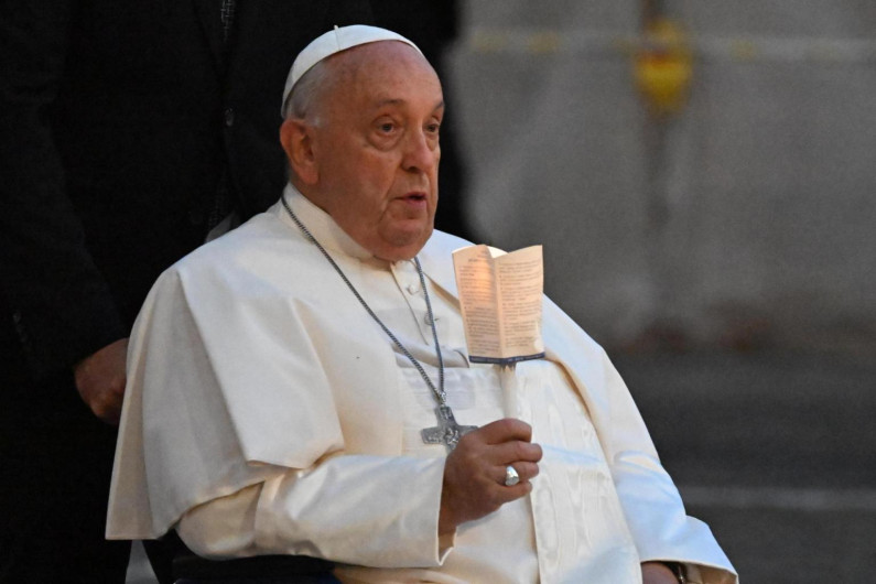 Vaticano declara que Papa Francisco sufre neumonía bilateral y su cuadro clínico es “complejo”