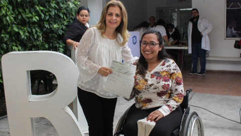 Entrega Aida Feres de Nader Becas a Alumnos “Sin Límites”