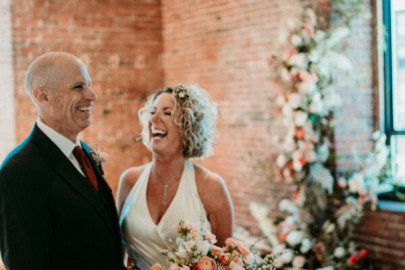 Hombre con Alzheimer propone matrimonio de nuevo a su esposa