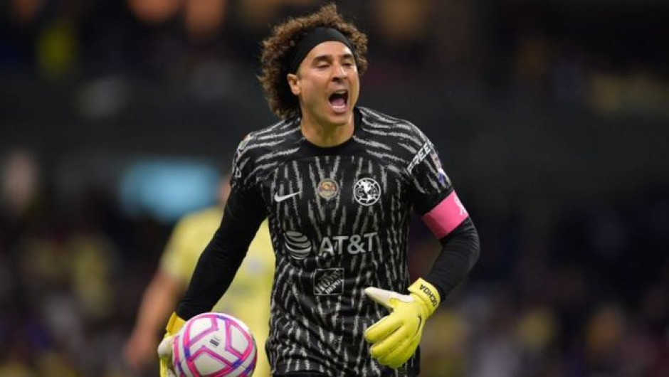 Llega 'Memo' Ochoa a Italia para firmar con el Salernitana