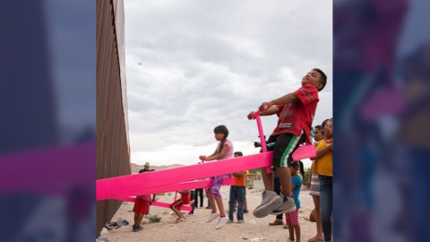 Convierten muro fronterizo en un parque de juegos