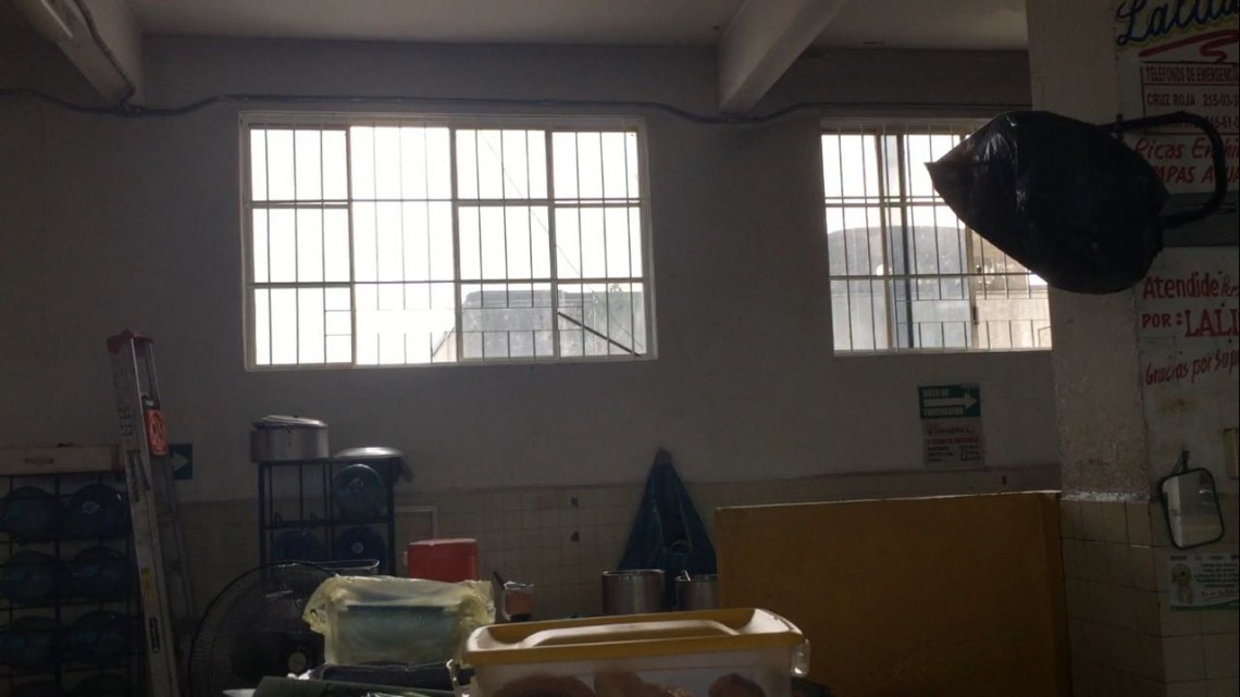 Instalan enrejado en ventanas del mercado gastronómico de Madero