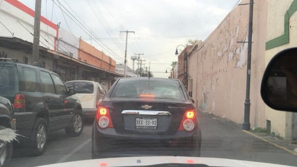 Continúan largas filas para cruzar hacia Laredo, Texas