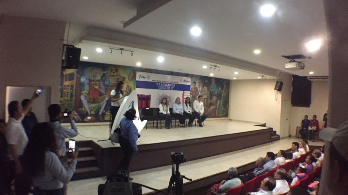 Entregan formatos de solicitud para becas escolares