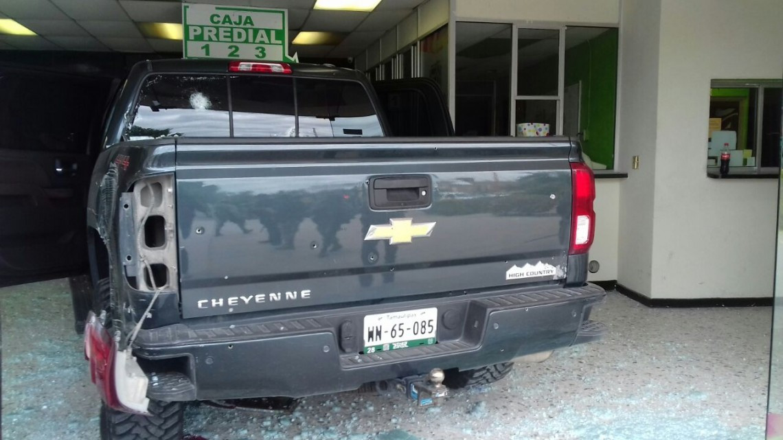Camioneta se impacta en presidencia municipal de Rio Bravo
