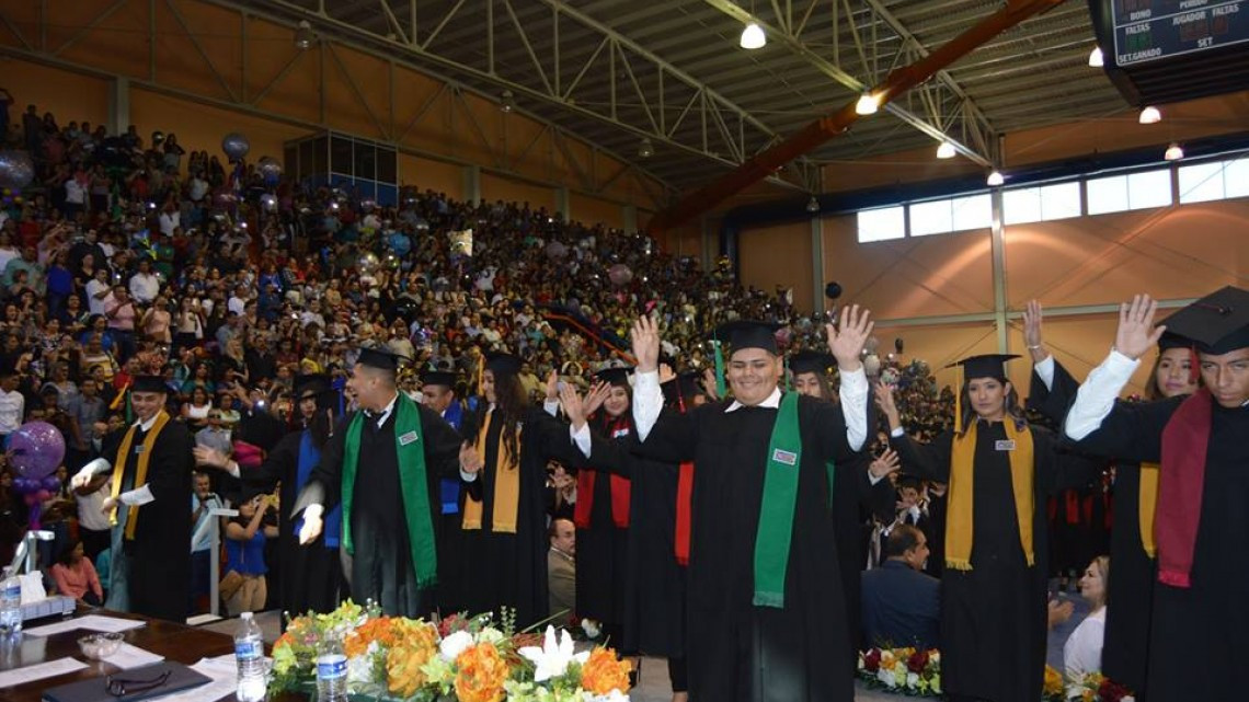 Maki felicita a graduados de CETIS No. 71