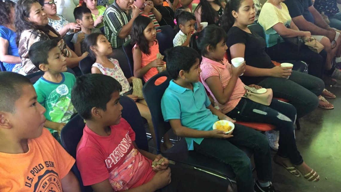 Recaudan niños dinero para su graduación de primaria 