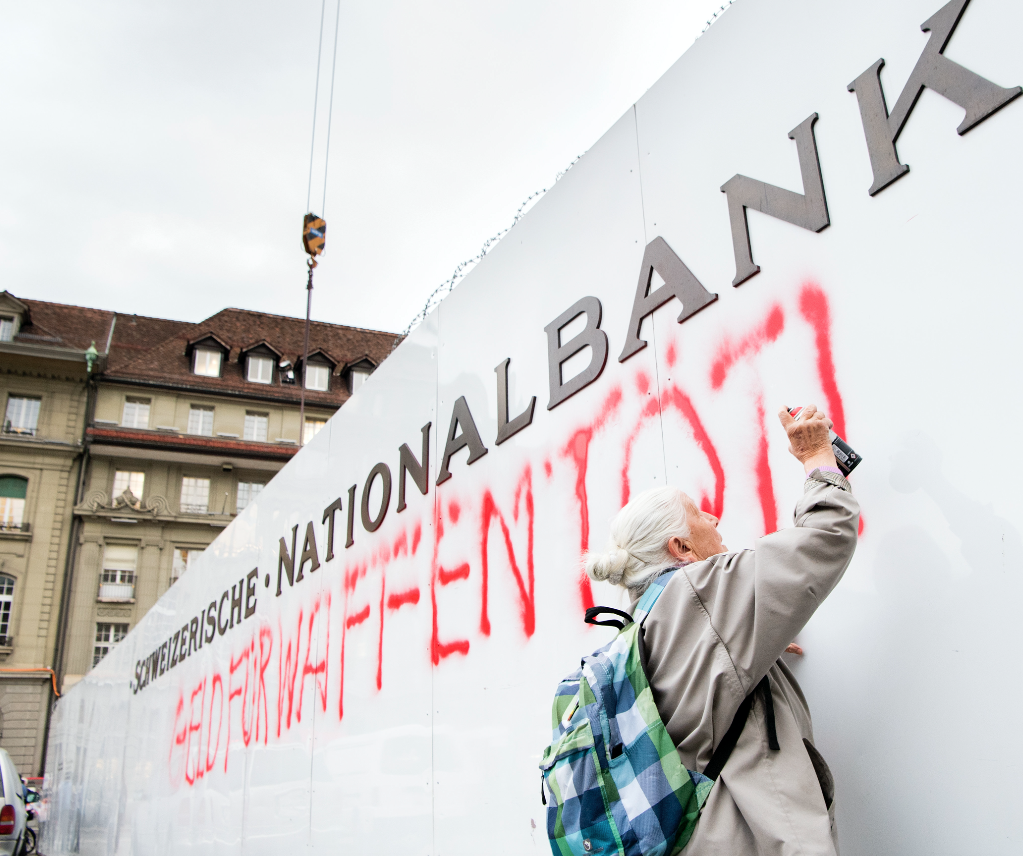 Arrestan a mujer por pintar pared del BNS