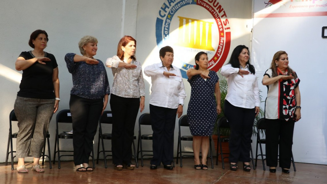 Encabeza Alcaldesa Honores a la Bandera en la escuela Americana