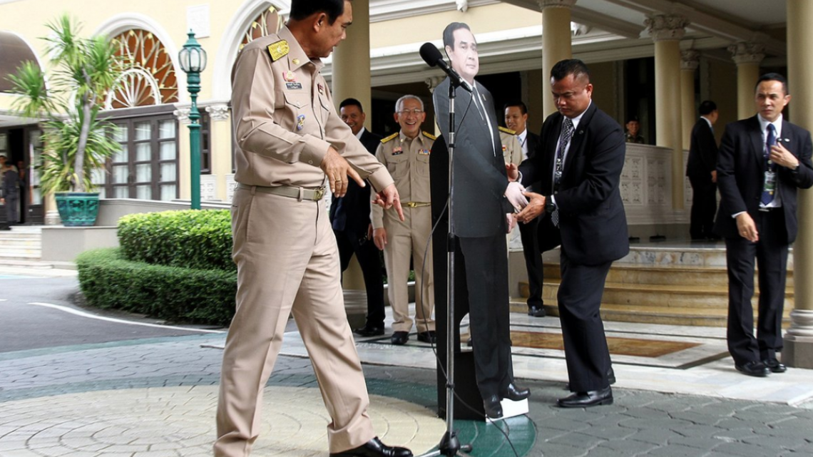Primer ministro de Tailandia evade a prensa con figura de cartón