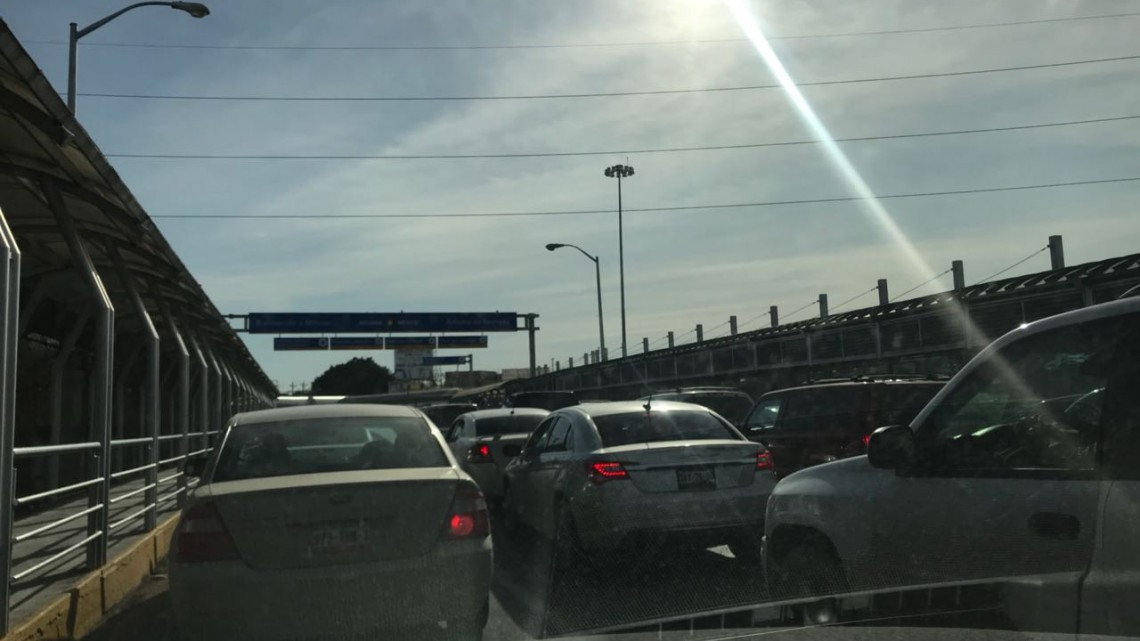 Aduana ocasiona largas filas por protocolos