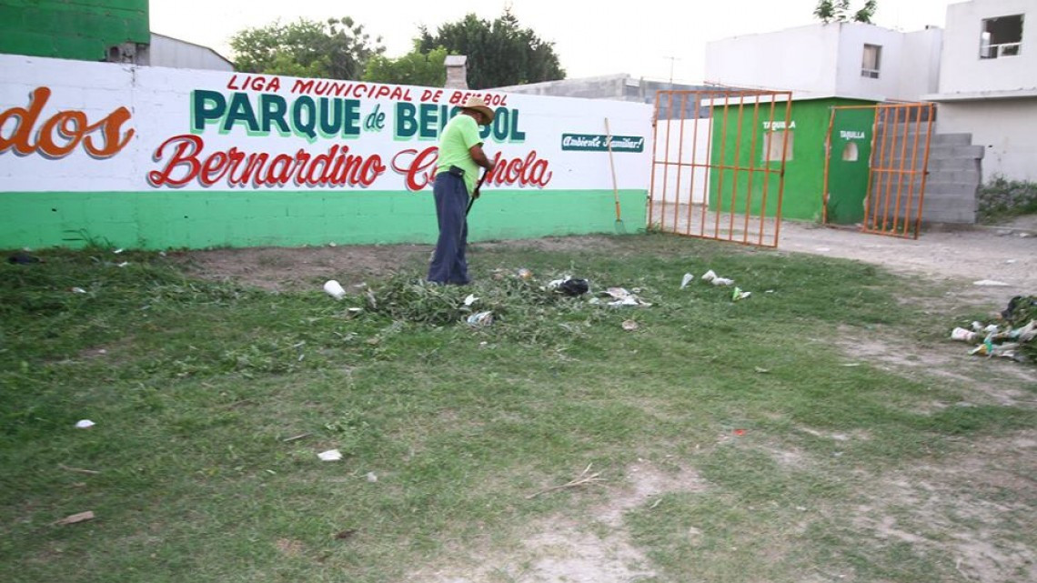 Realizan mantenimiento en parque de béisbol