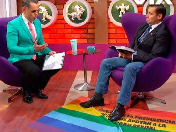 Pastor insulta a la comunidad gay al pisar la bandera arcoíris 