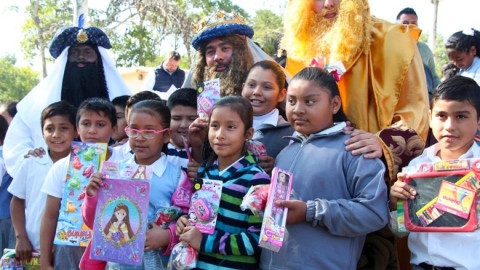 Reyes Magos visitan escuela primaria y CAIC