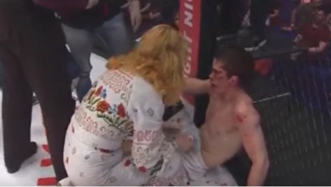 Pierde pelea y su madre lo regaña en público 