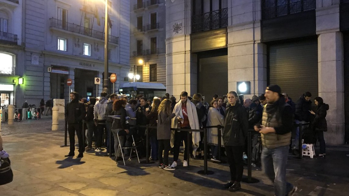 Largas filas por los primeros iPhone X