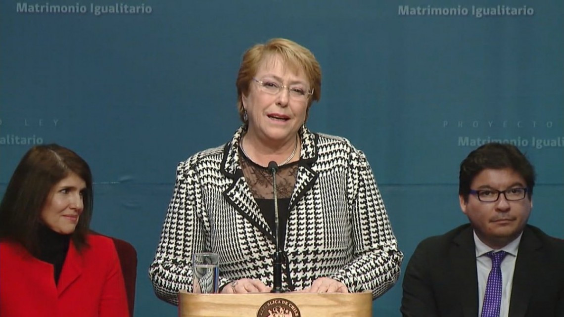 Michelle Bachelet firma proyecto de matrimonio igualitario