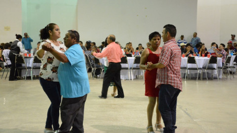 Felicita Maki a barrenderos en su día