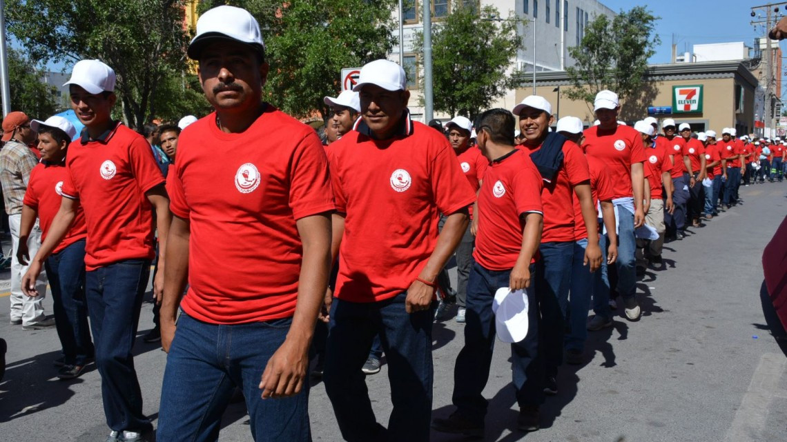 Encabeza Maki desfile con líderes y cerca de 17 mil trabajadores