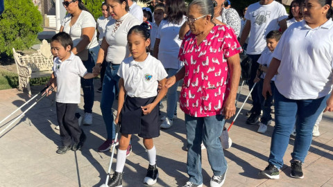 Realizan caminata del bastón blanco en para concientizar sobre discapacidad visual