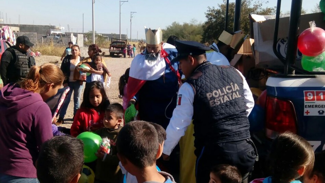 Policía Estatal entrega regalos y dulces a niños de sectores populares