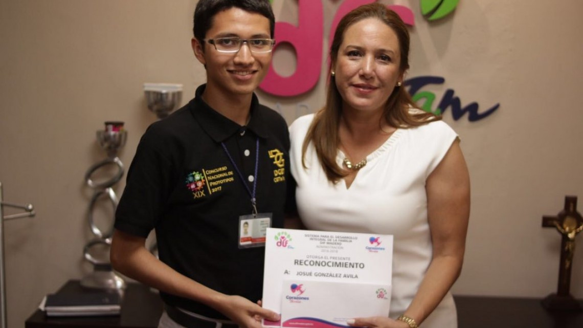 Reconoce DIF Madero a estudiantes por aplicación para invidentes