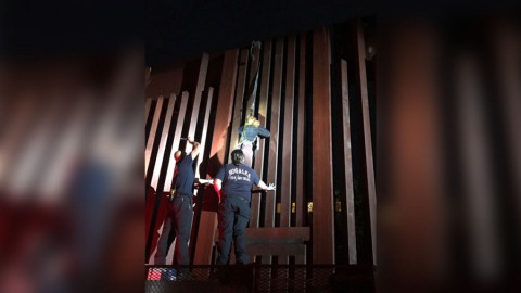Polleros dejan colgada  a una mujer en el muro fronterizo