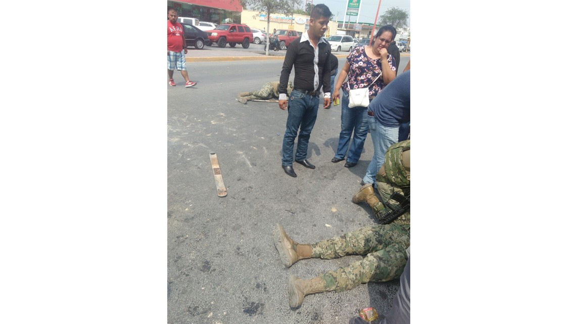 Vuelca camioneta de marinos en Río Bravo