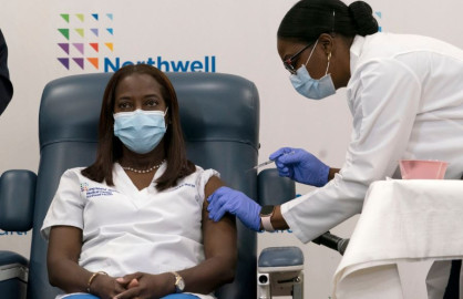 Sandra Lindsay, la enfermera que se convirtió en la primera en recibir la vacuna de Pfizer en EU 