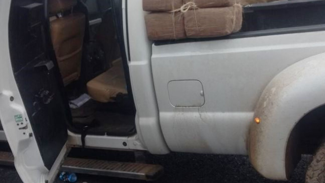 Decomisan camioneta blindada y marihuana