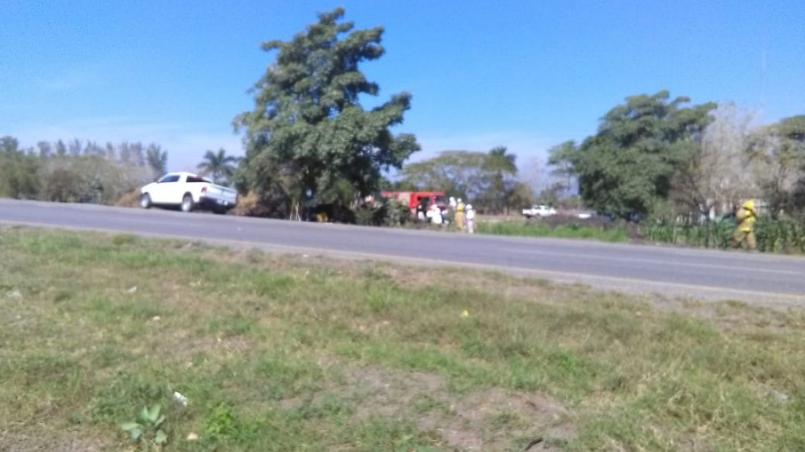 Cierran temporalmente carretera federal por fuga de hidrocarburo