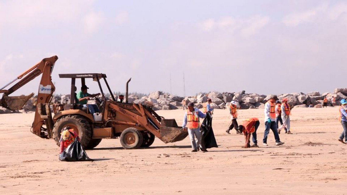 Realizan jornada de limpieza en Playa Tesoro